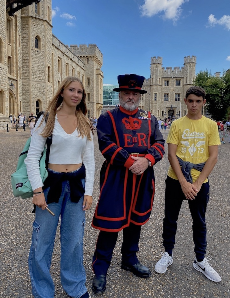 tower of london teen reporters with beefeater yeoman warden london mums magazine