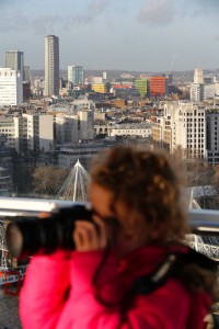 london eye girl with camera