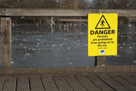 snow in london fozen lake wandsworth
