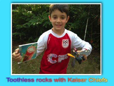 Toothless rocks with Kaiser Chiefs
