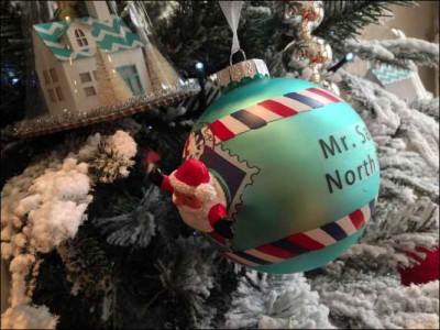 Baubles & Christmas Tree Decorations table aqua look