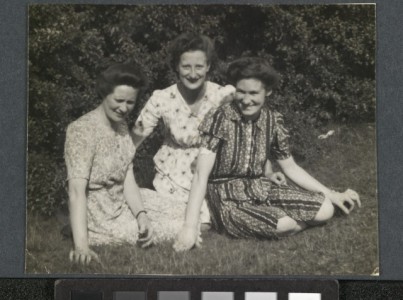 Things To Do With Kids During Half-Term imperial WAR MUSEUM Family Photograph - Nellie, Betty and Eva Allpress_jpg