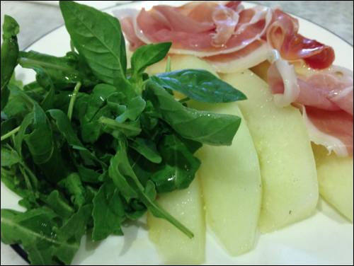 pizza antipasto prosciutto melonephoto