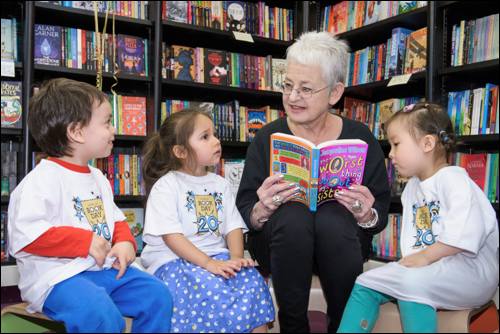jacqueline-wilson-reads-to-children-from-soho-family-centre-to-launch-the-20th-anniversary-of-world-book-day-2017