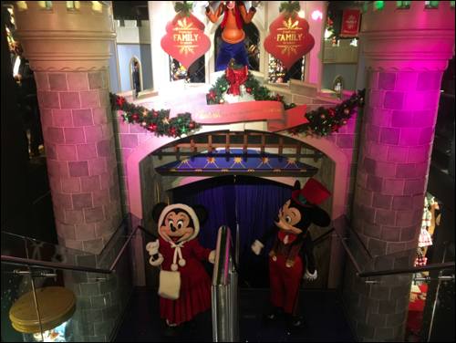 mickey-and-minnie-disney-christmas-party-photo