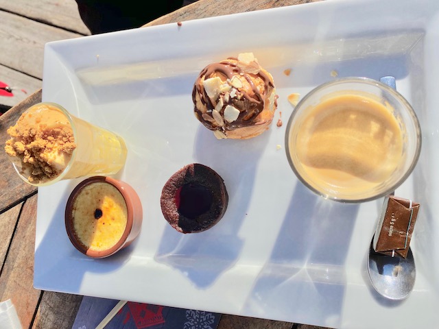 cafe gourmand les airelelles vaujanay social skiing 2020 french alps