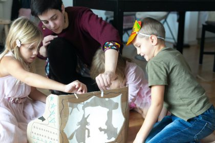 Flexible childcare Creative sitter builds a shadow theatre with children 2