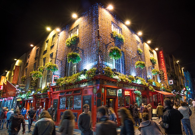 Dublin temple bar area full of people at night