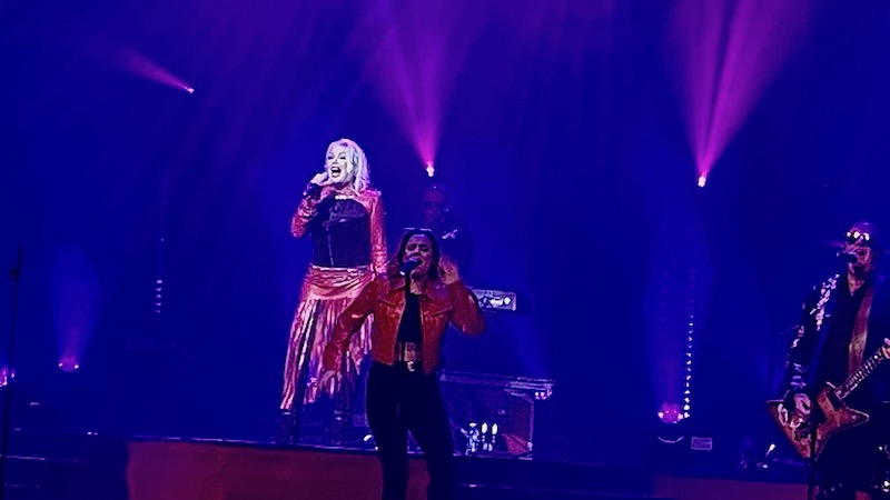kim wilde wearing red leather jacket and skirt singing on stage london palladium gig 2022 