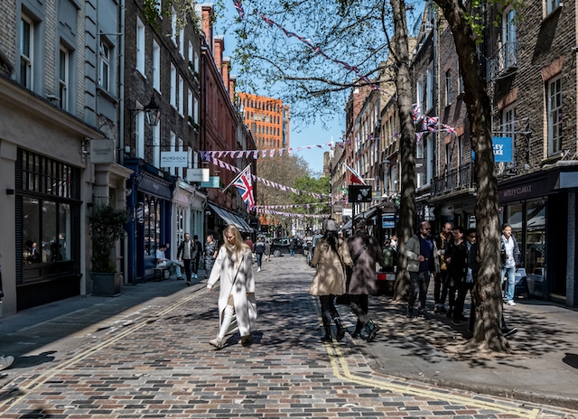 Ahead of the Coronation weekend celebrations, Seven Dials in Covent Garden announces a regal array of offers and exclusive products found throughout the West End village’s cobbled streets. Complete with a royal makeover which sees Seven Dials’ surrounding streets festooned with over 1,000 Union Jack bunting-style flags, Seven Dials is the ideal place to spend this historic weekend.
