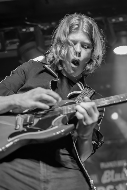 toby lee playing guitar 