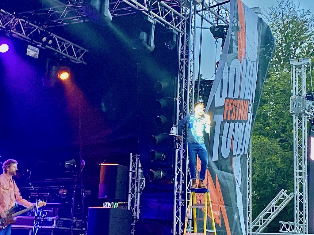 Kaiser Chiefs at Downtown Festival - Rochester Castle Live gig review ricky wilson