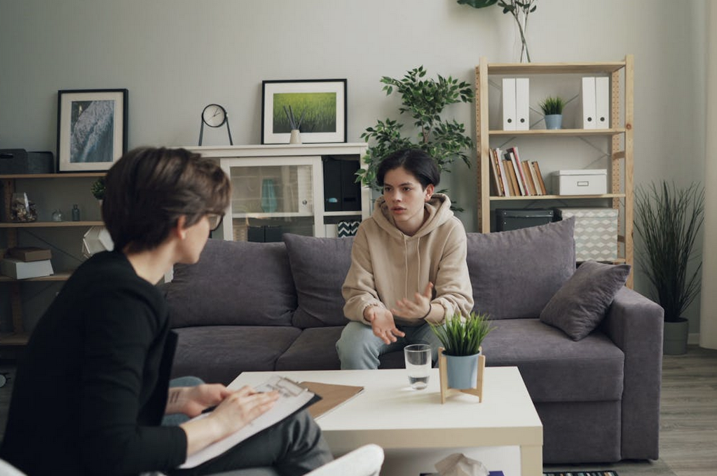 teens talking on the couch