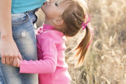 pregnancy girl kissing mum's tummy pexels-pixabay