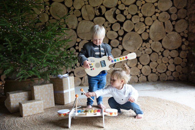 Hippychick ids under the tree playing 