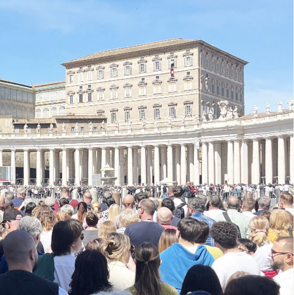 Mondo Cattolico Gold-Plated Pope Leo XIV Necklace with White Pearls – A Keepsake of Faith and Elegance