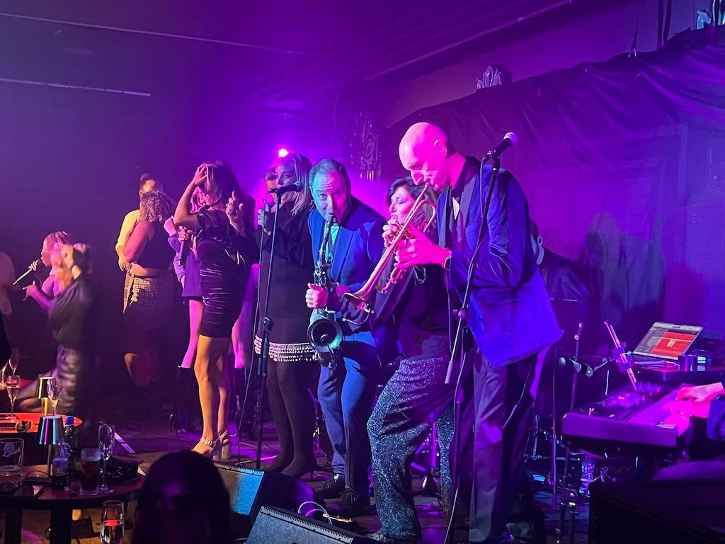 sax party leo green monica costa on stage nov 2025